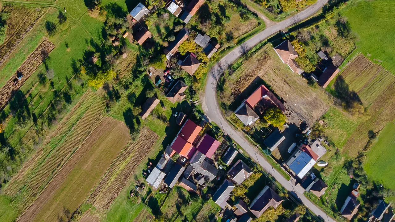 vue aerienne à la campagne avec différents types de terrains