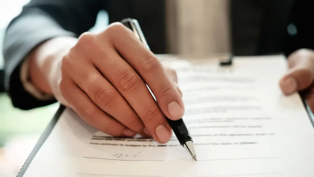 Signature d’une déclaration d’intention d’aliéner (DIA) pour la vente d’un terrain, démarches administratives en 2026