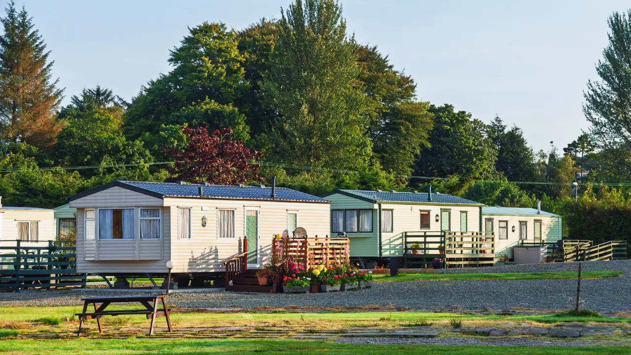 Mobil-homes installés sur un terrain privé arboré, illustrant l’installation, la réglementation et les conditions d’un mobil-home sur terrain privé en 2026.