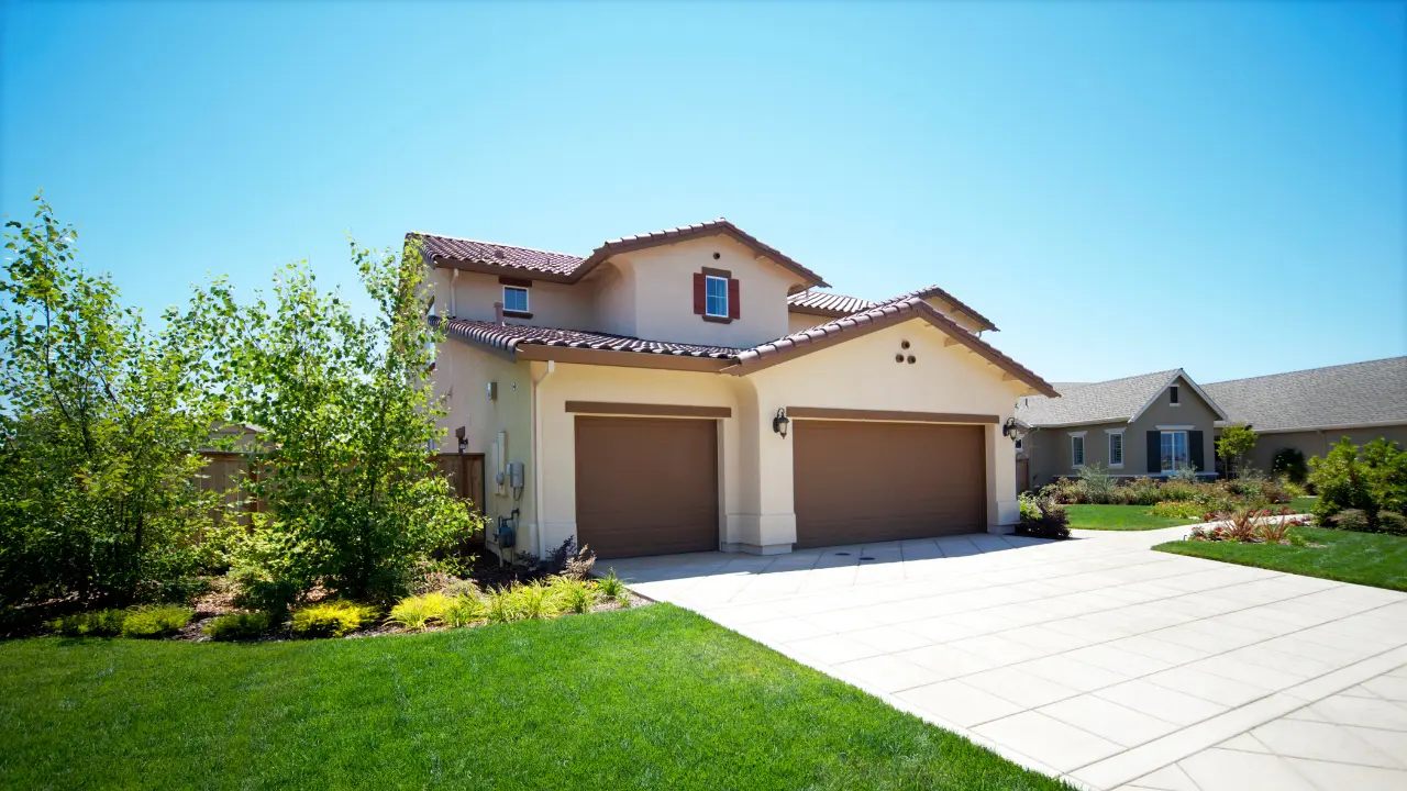 Maison individuelle construite sur un terrain distinct, illustrant la situation d’un propriétaire de maison sans être propriétaire du terrain et les enjeux juridiques associés en 2026.