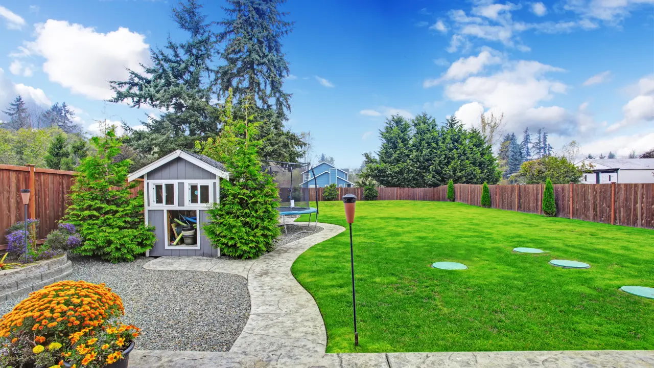 Terrain de loisir aménagé avec cabanon de jardin, pelouse et allée, exemple d’usage et valorisation d’un terrain de loisirs en 2026.