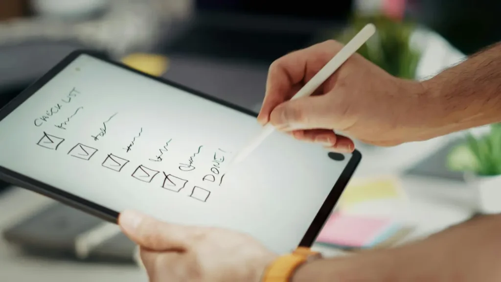 Tablette avec checklist manuscrite, illustration d’un service de gestion locative Oqoro avec avis et verdict 2026.