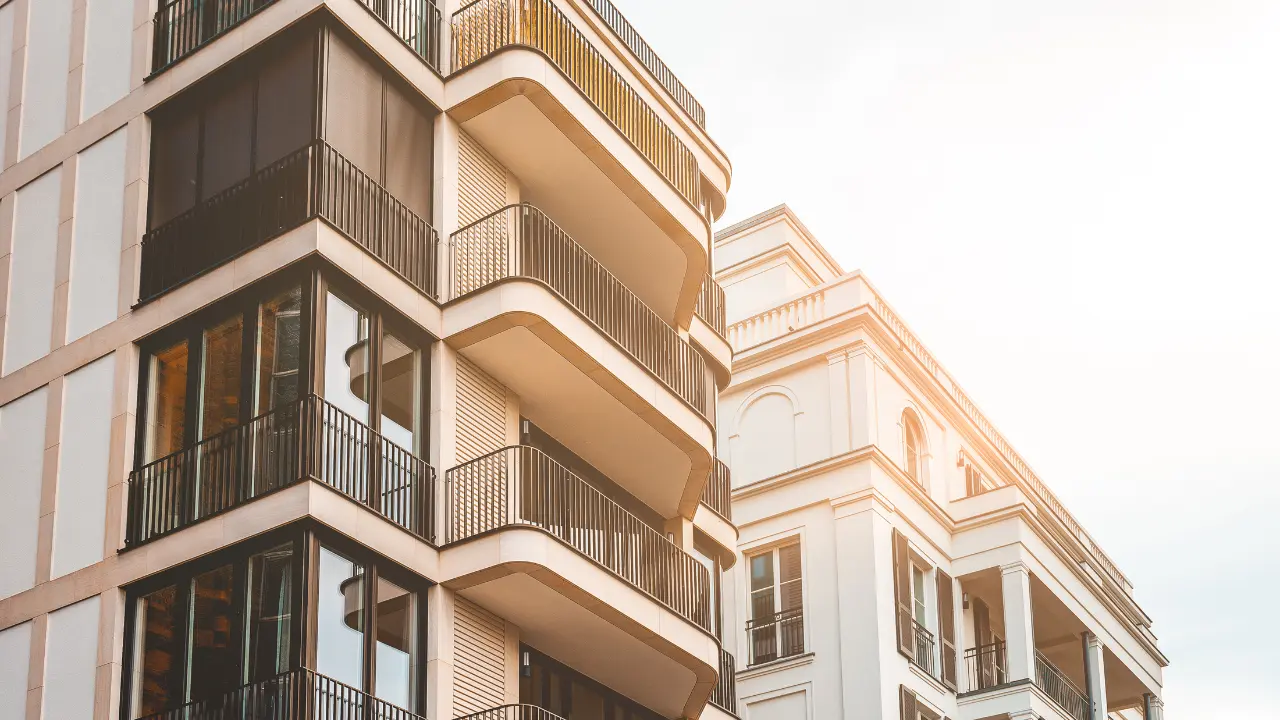 Immeubles résidentiels modernes en ville, illustration des données Pappers Immobilier pour l’analyse foncière et immobilière en 2026.